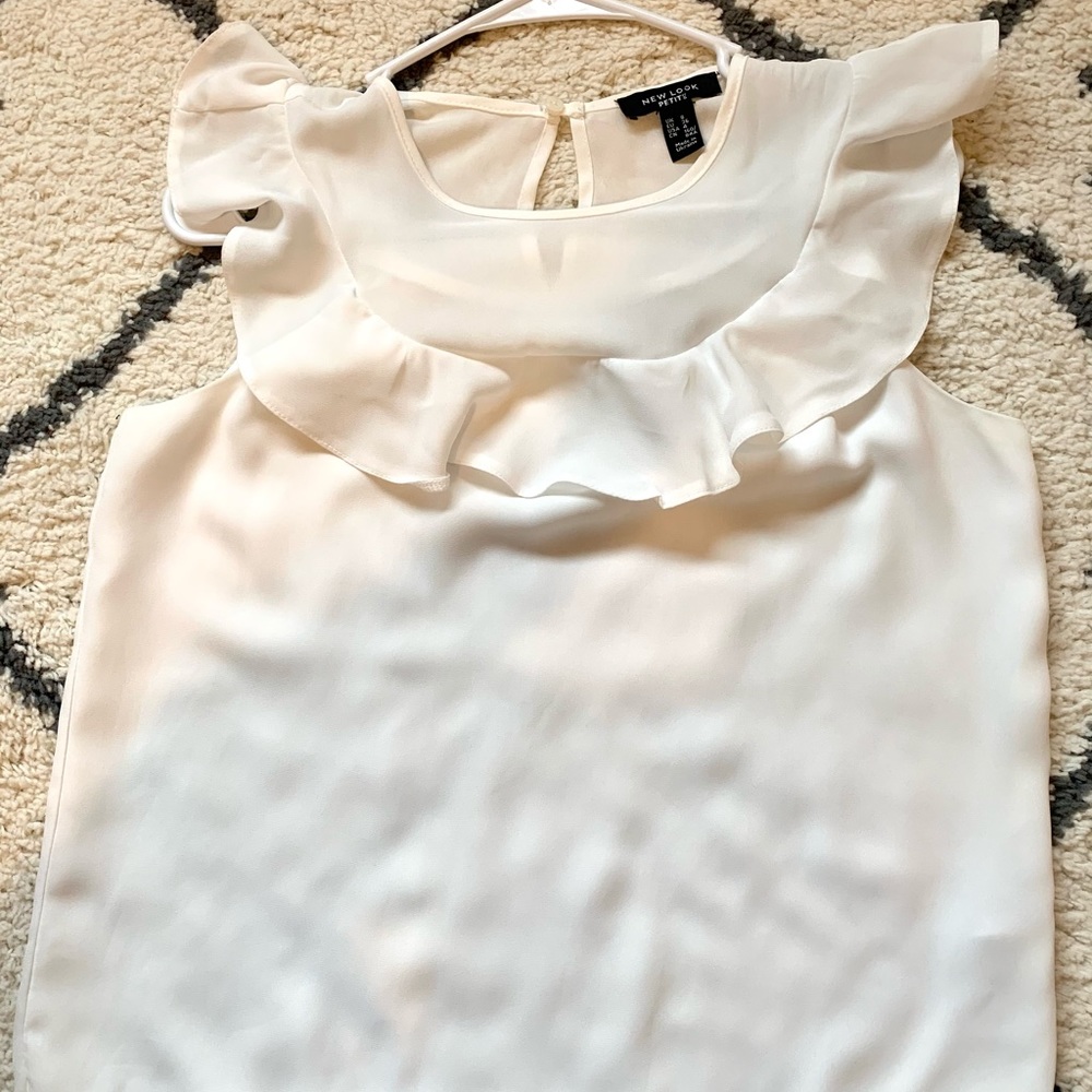 〰️ white, ruffled top 〰️